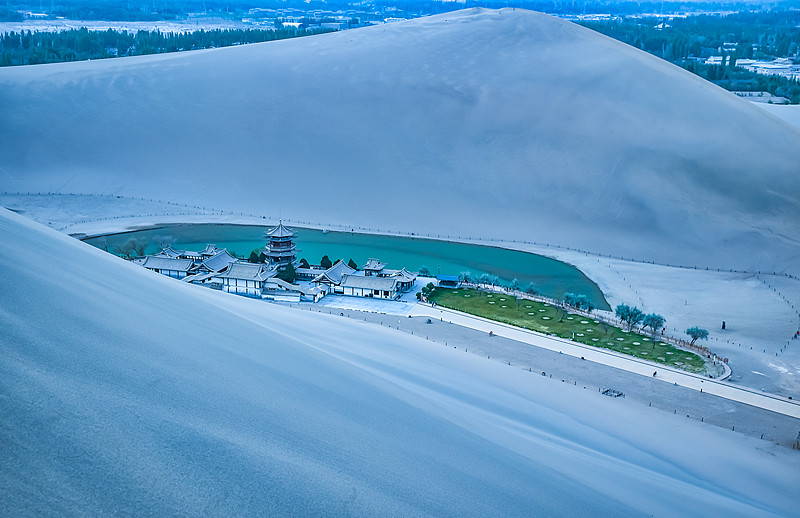 鸣沙山月牙泉